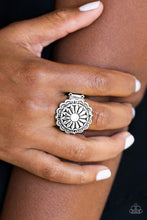 Load image into Gallery viewer, . Daringly Daisy - White Ring

